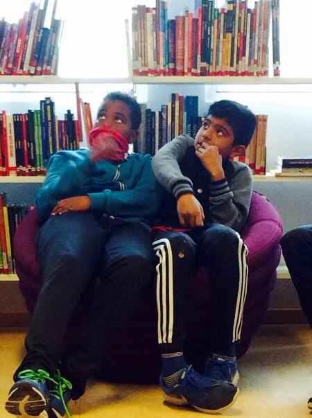 To gutar som høyrer meg lesa på Tynset bibliotek